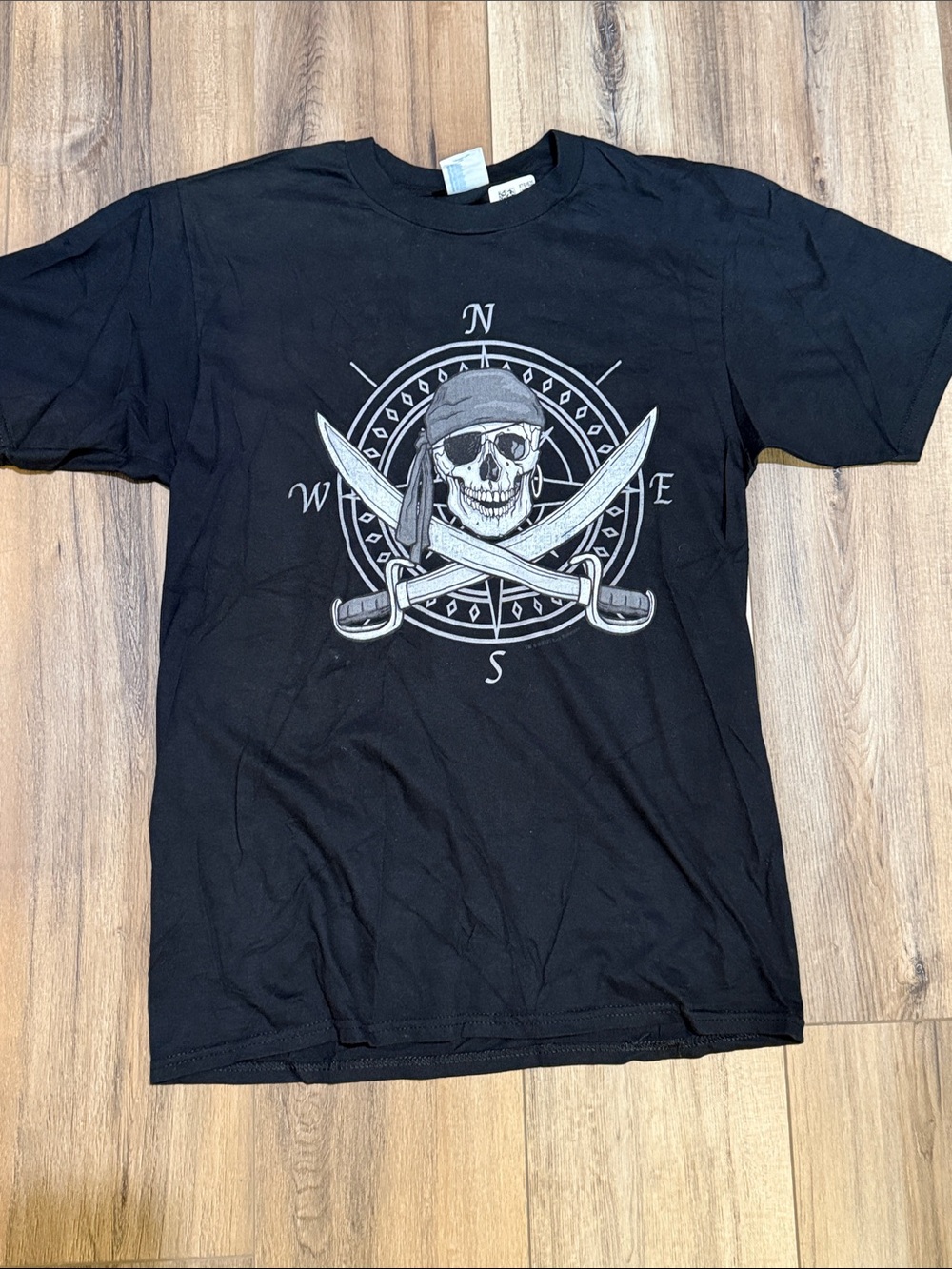 Black Pirate Skull Graphic Tee - Men small never worn black
